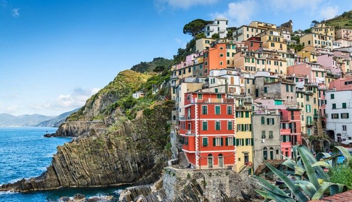 villaggio di mare e scogliera