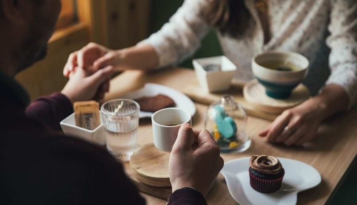 persone al tavolino di un bar
