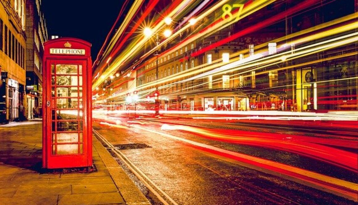 strada londinese di notte
