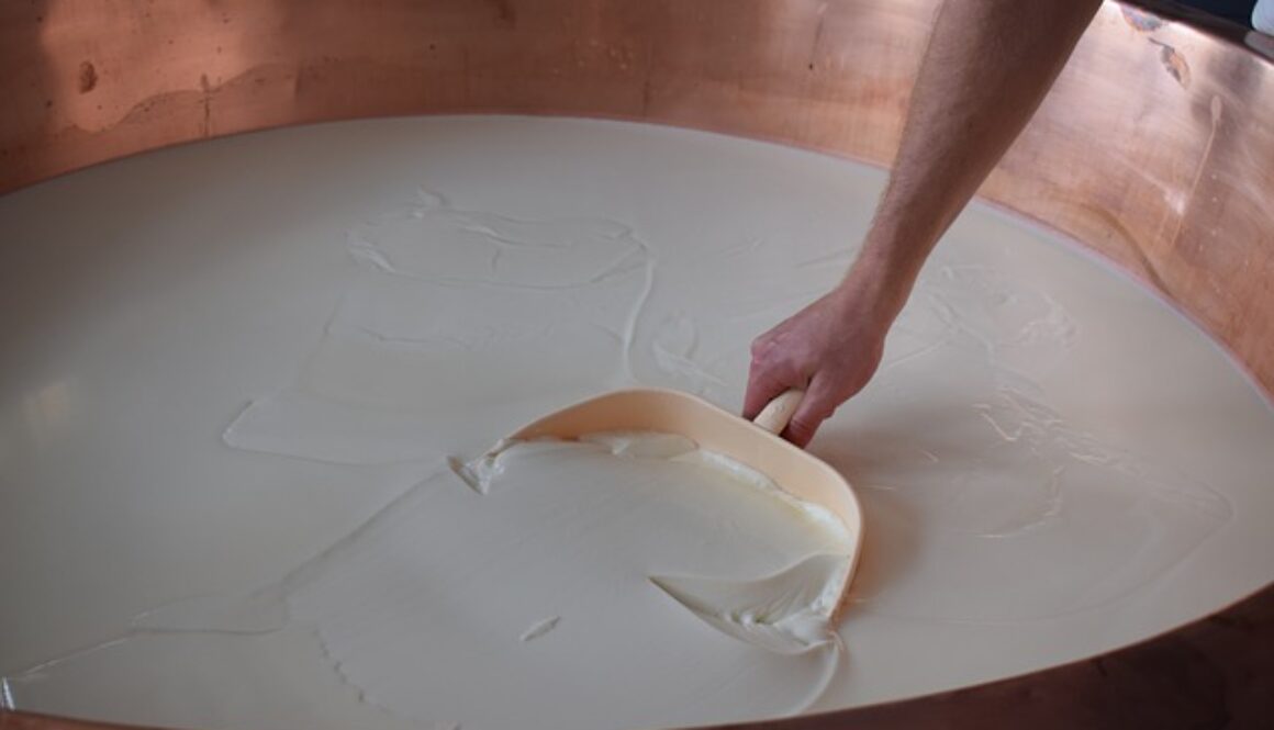 produzione formaggio in contenitore di rame