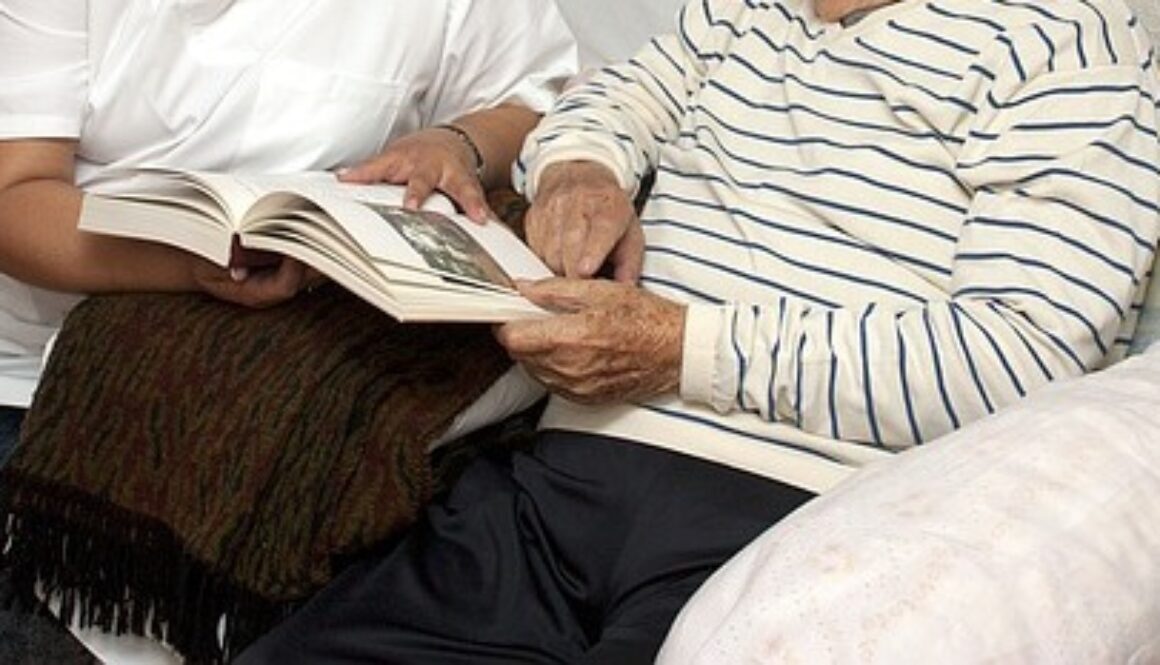 signore anziano con assistente