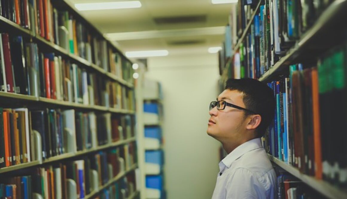 uomo orientale in biblioteca