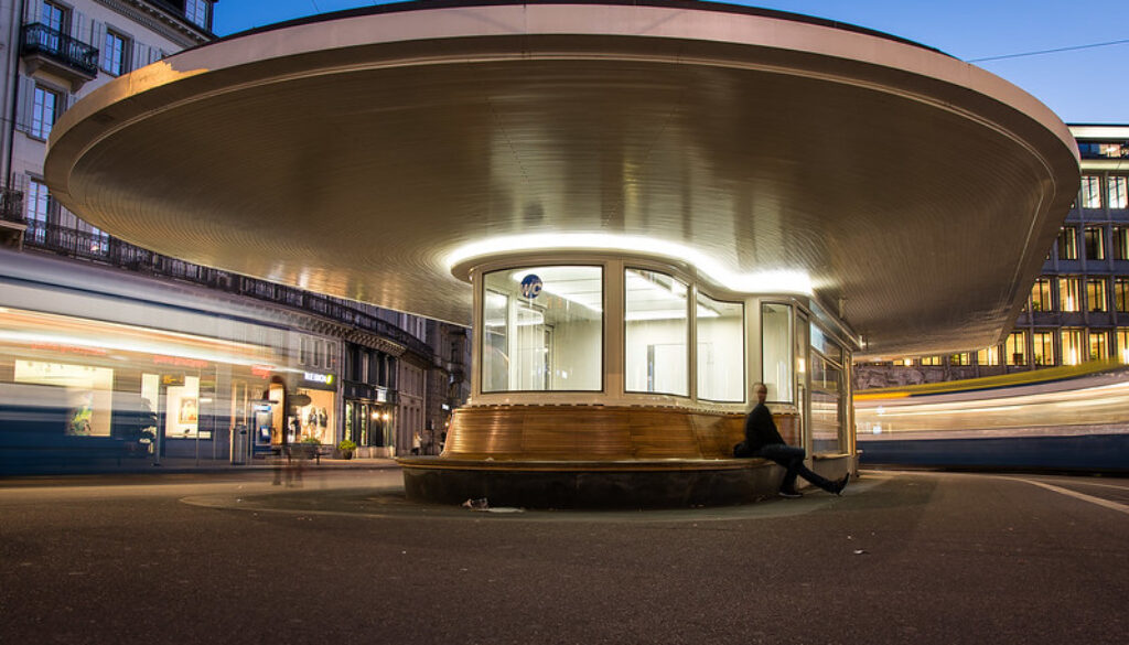Tramhaltestelle Paradeplatz in Zürich, Schweiz.