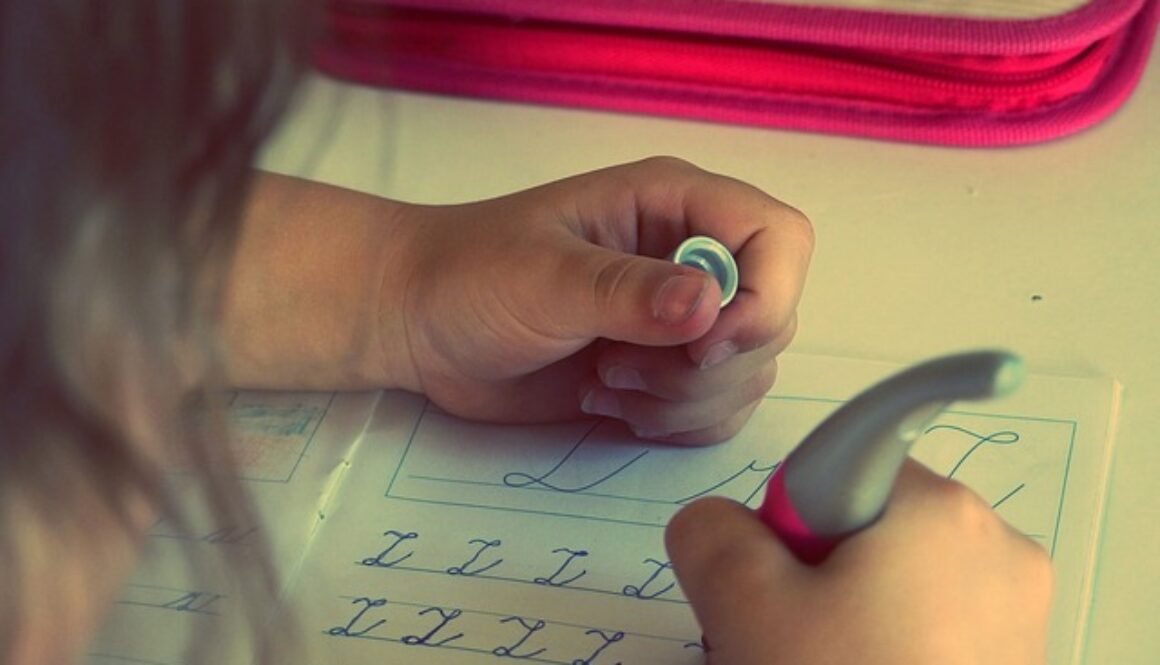 bambino che fa i compiti