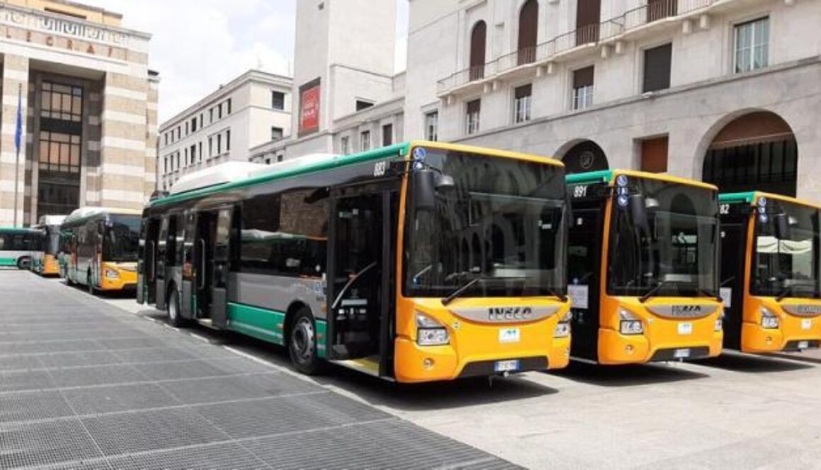 autobus di Brescia Trasporti in Piazza Vittoria