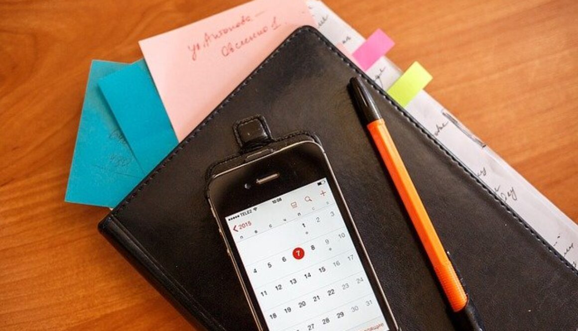 smartphone con calendario, agenda, penna
