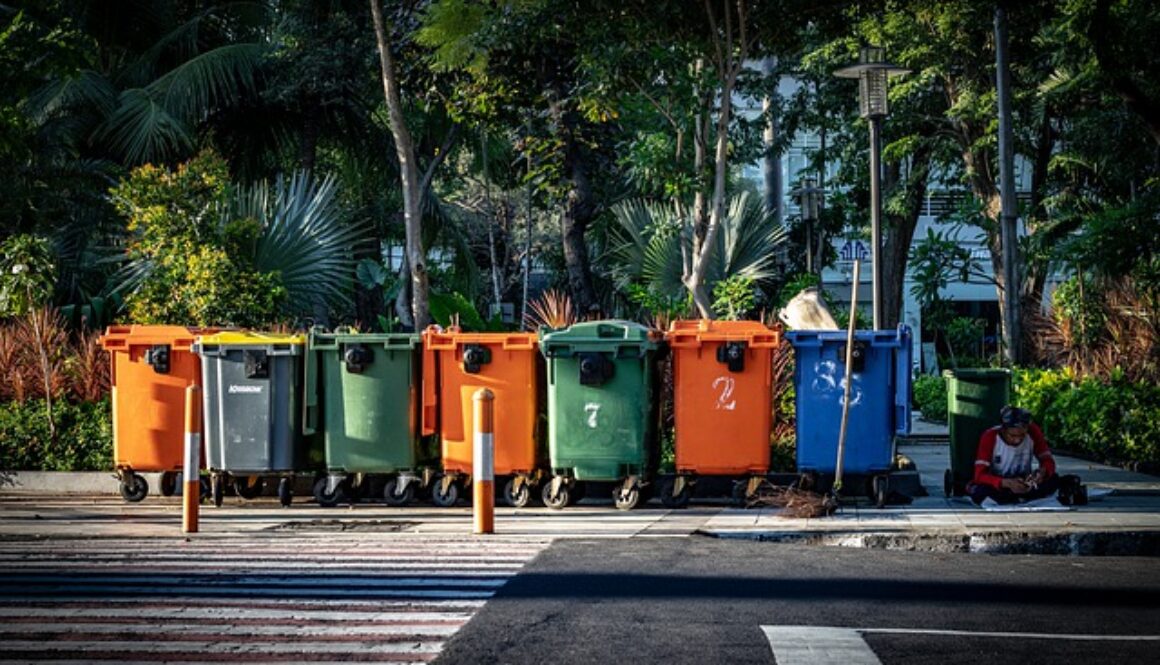 fila di bidoni colorati per raccolta differenziata