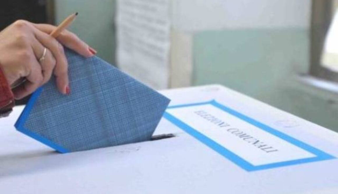 mano che introduce scheda elettorale nell'urna