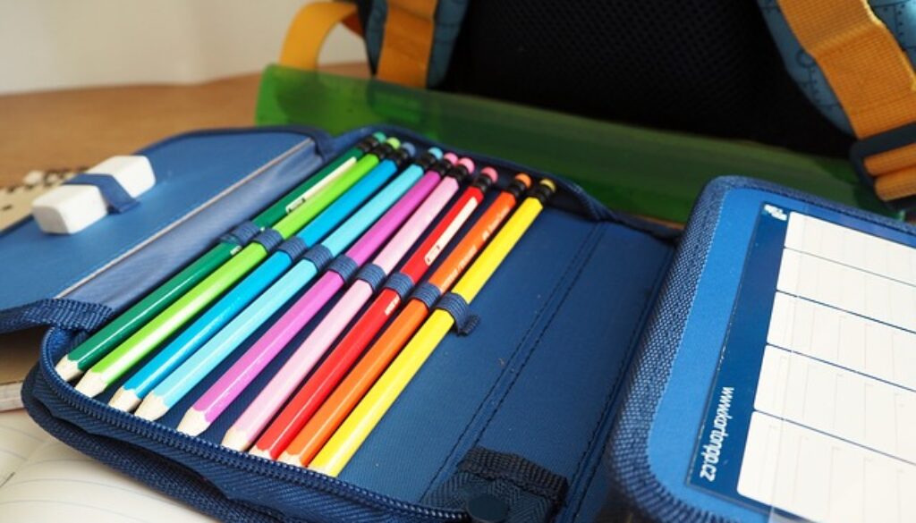 astuccio con matite colorate