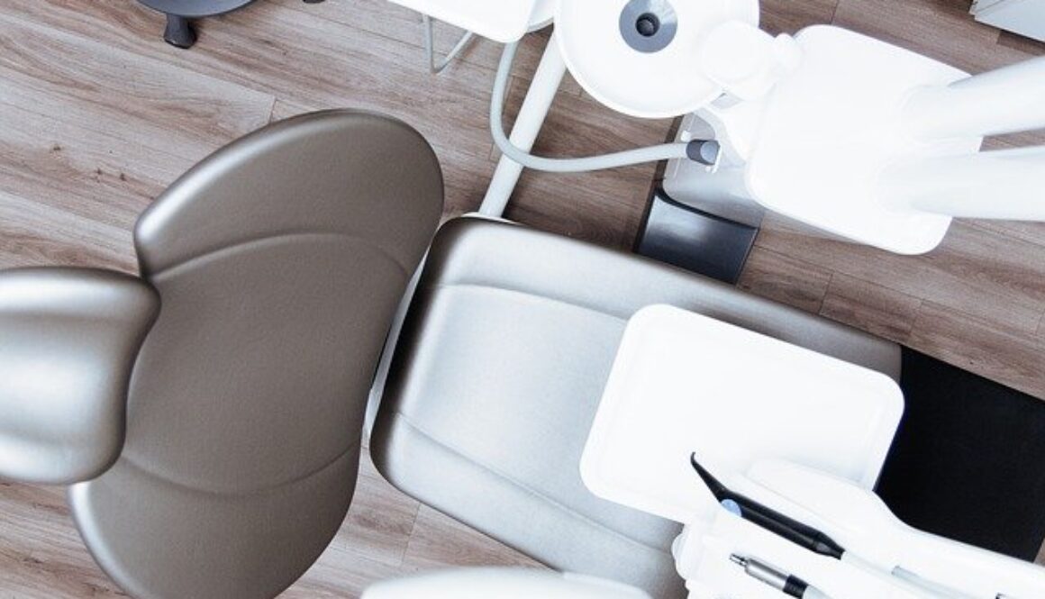 poltrona di studio dentistico. aumentano le lauree abilitanti