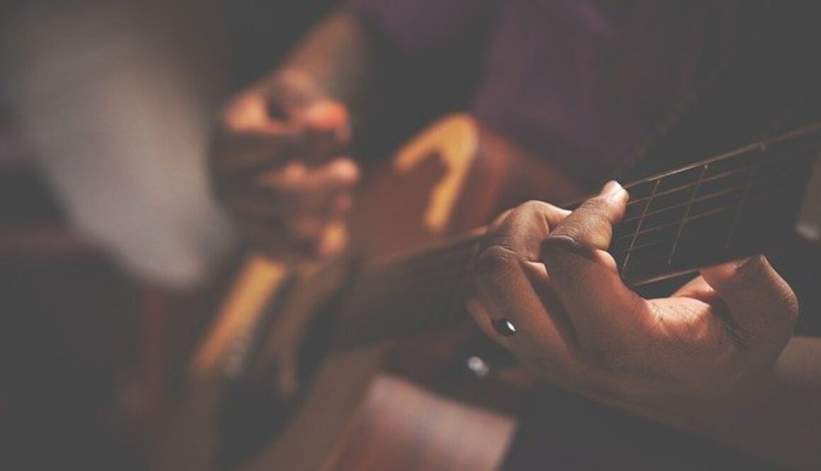 ragazzo che suona la chitarra