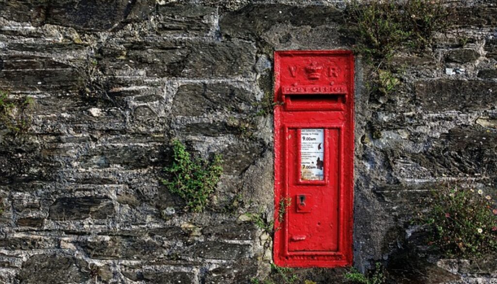 cassetta posta rossa incassata in muro di pietra