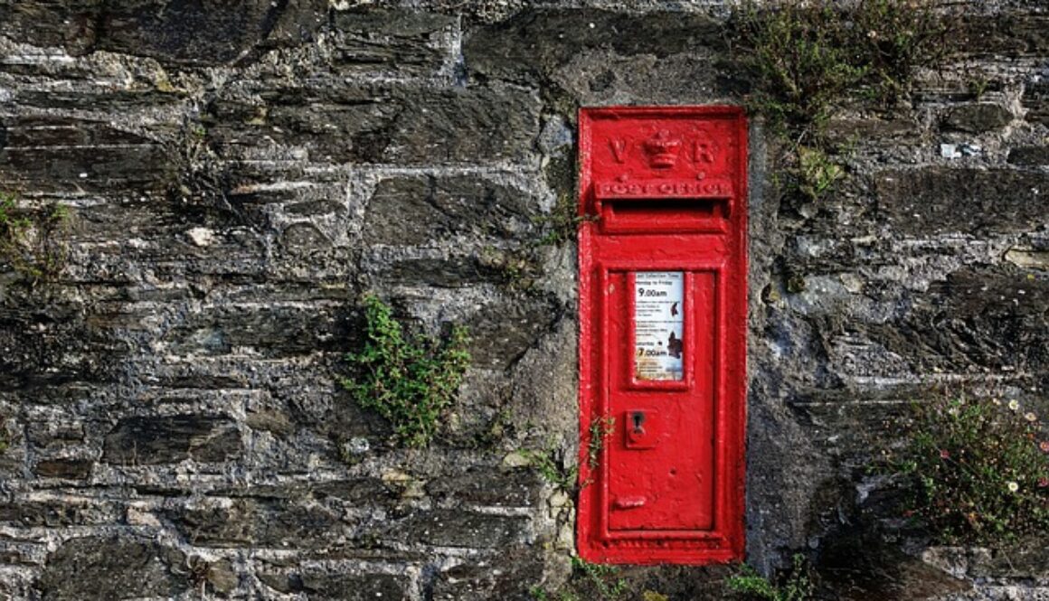 cassetta posta rossa incassata in muro di pietra