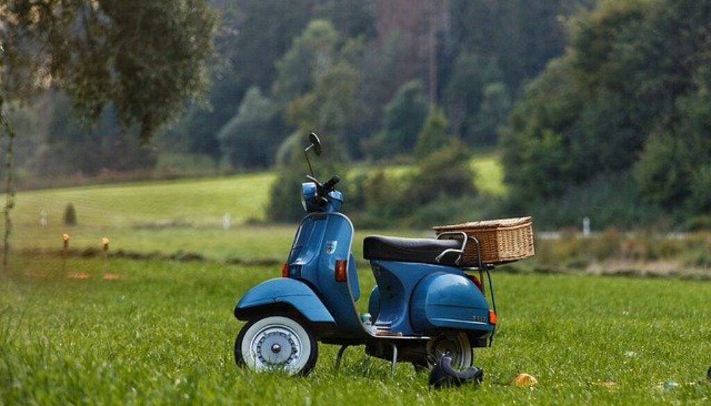 scooter vespa in campagna