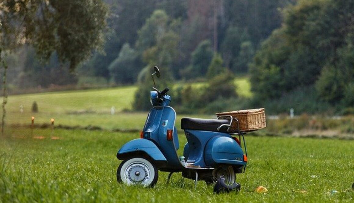 scooter vespa in campagna