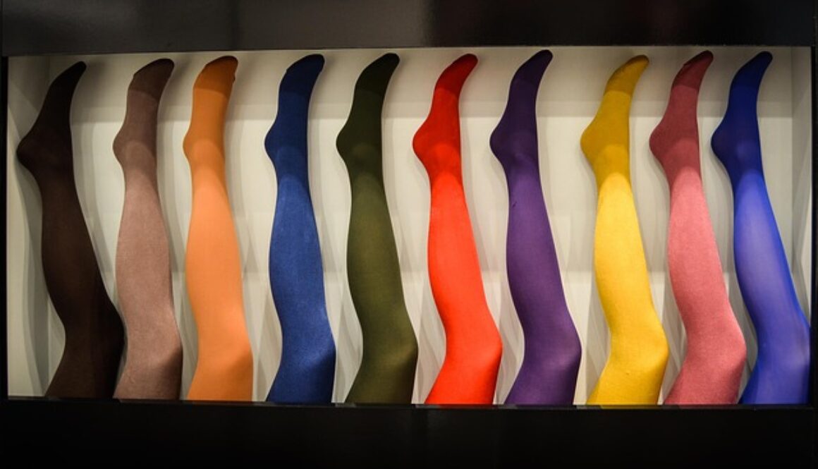 gambe di manichino con collant colorati