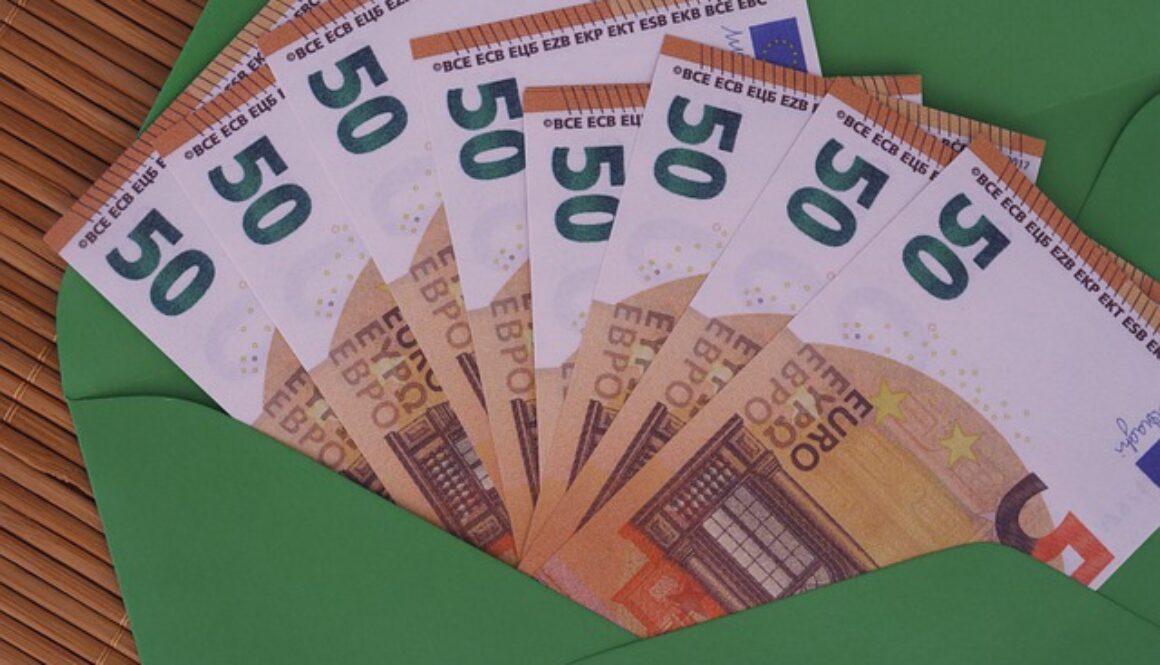 busta verde con banconote da 50 euro