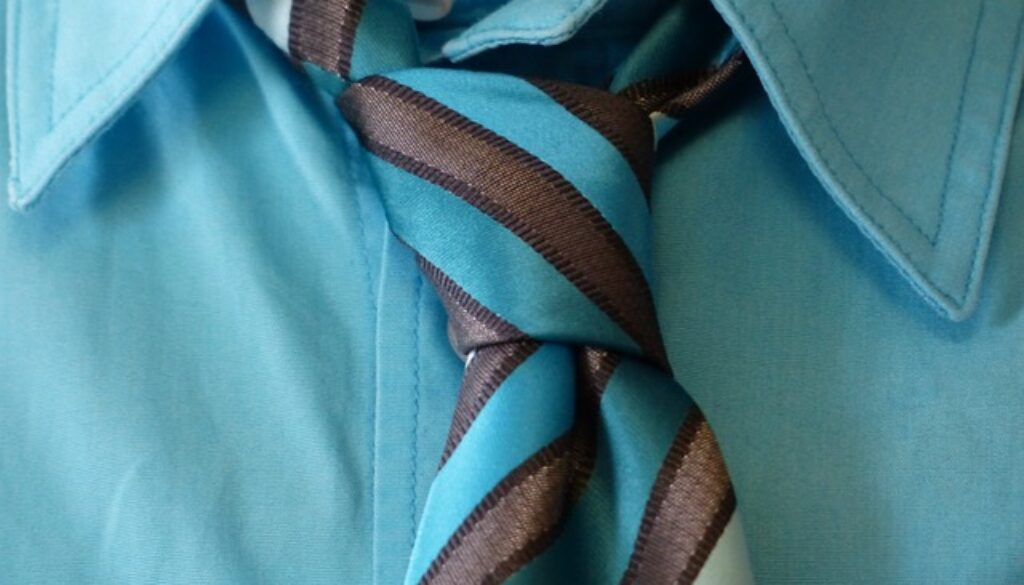 cravatta e camicia azzurre