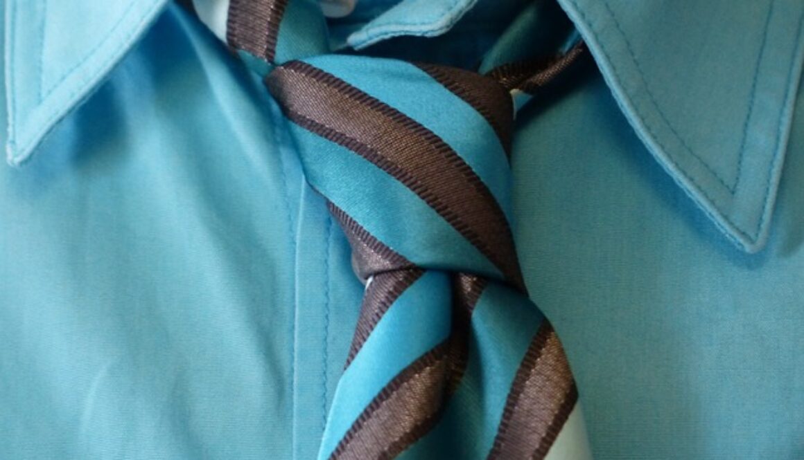 cravatta e camicia azzurre