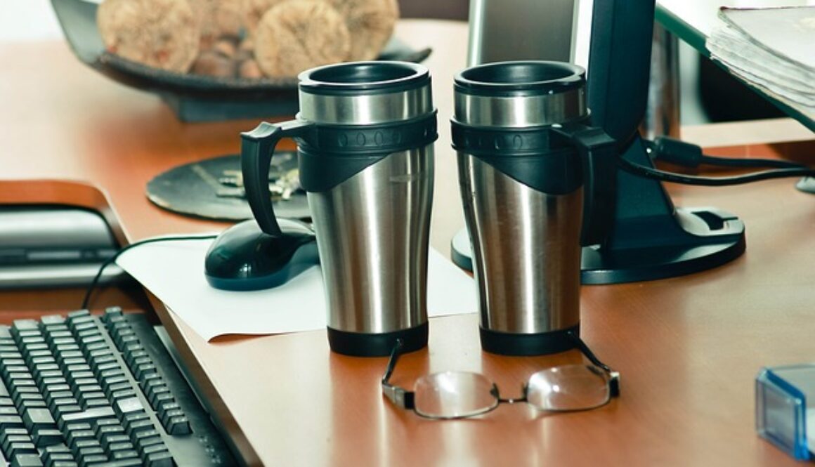 scrivania con 2 thermos