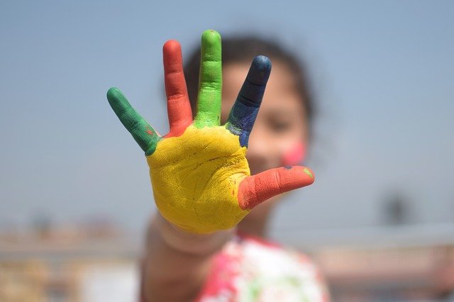 mano di un bambino con le cinque dita colorate