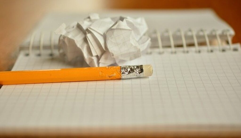 matita rosicchiata e taccuino