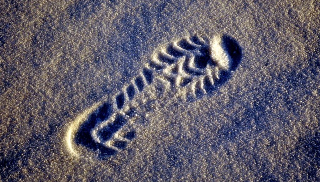 impronta scarpa da ginnastica sulla sabbia
