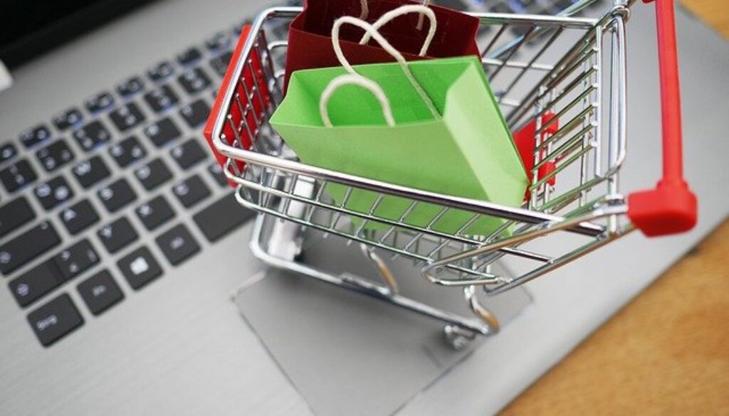 carrello in miniatura sopra tastiera digitale