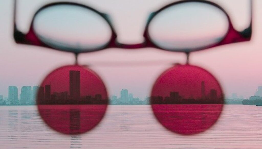 occhuiali da sole con sfondo panorama