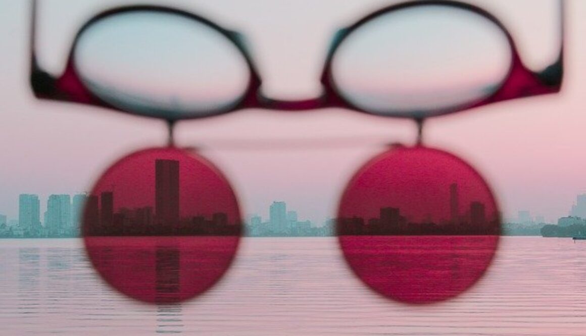 occhuiali da sole con sfondo panorama