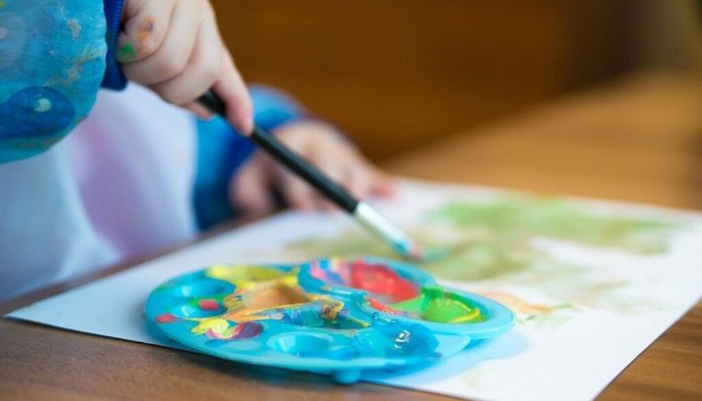 bambino con tavolozza colori e pennello