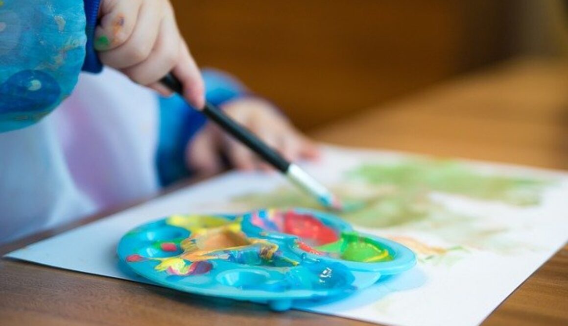 bambino con tavolozza colori e pennello