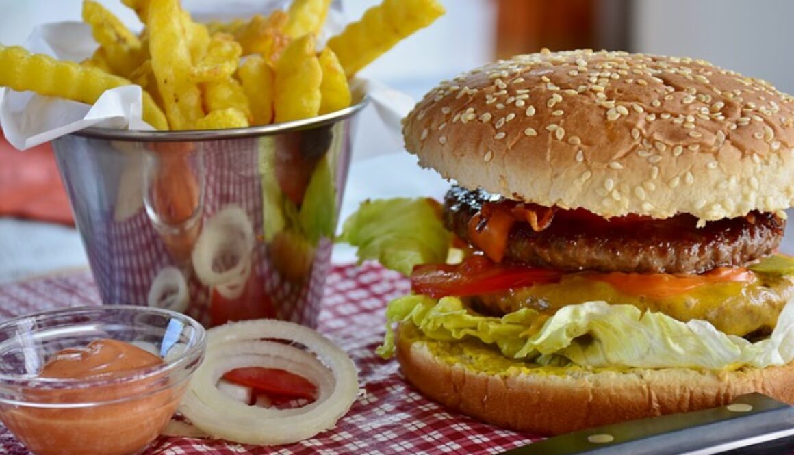 panino con hamburger e patatine fritte