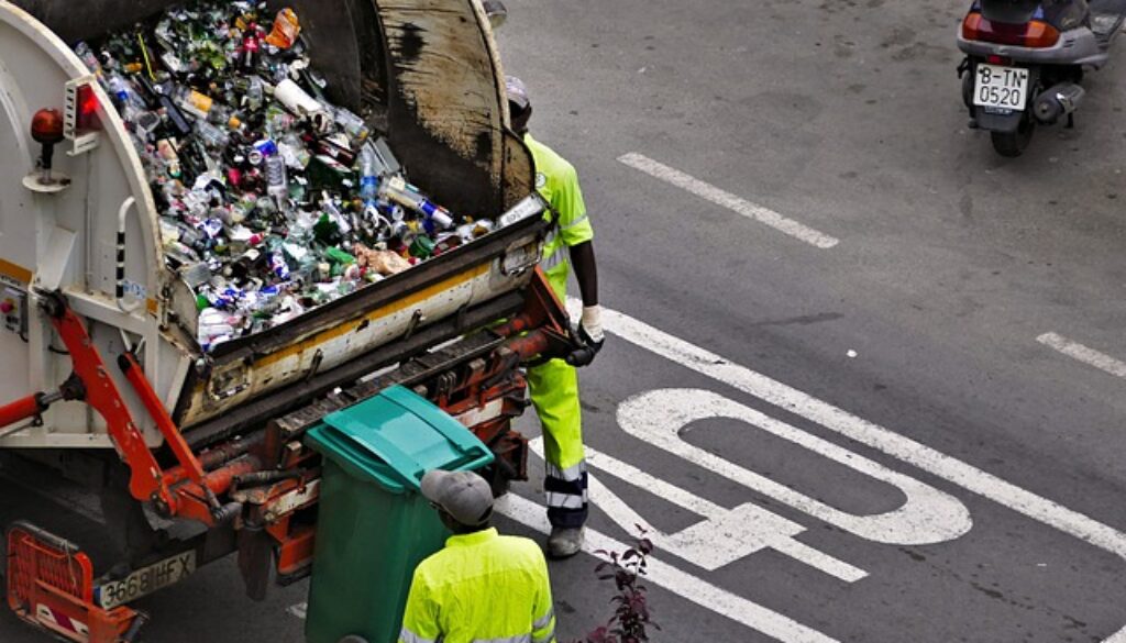 raccolta rifiuti con camion