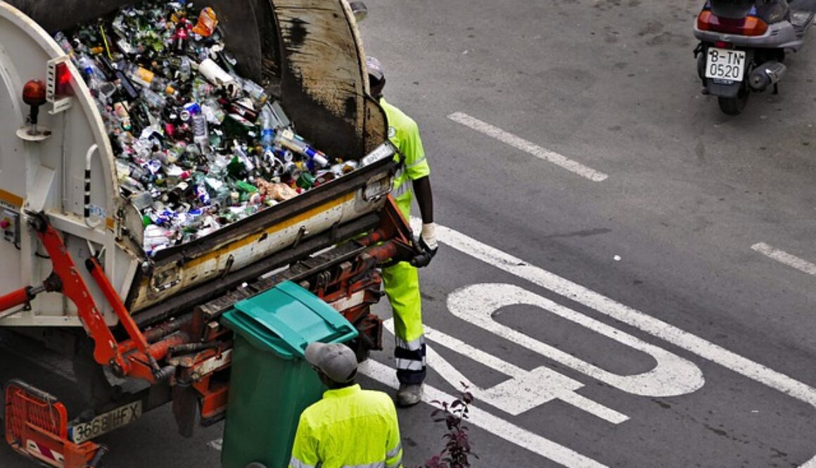raccolta rifiuti con camion