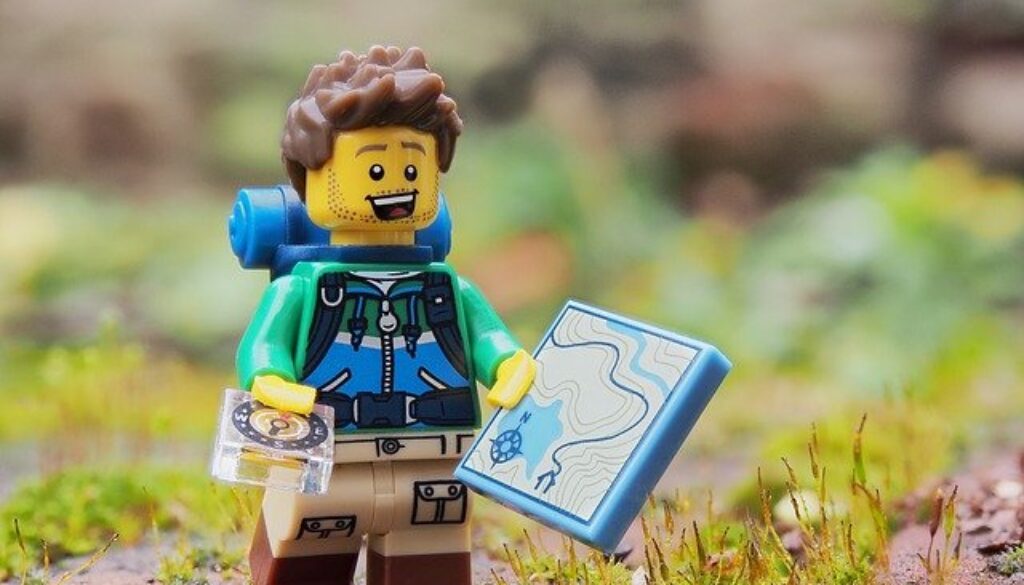 pupazzetto escursionista con strumenti di orientamento