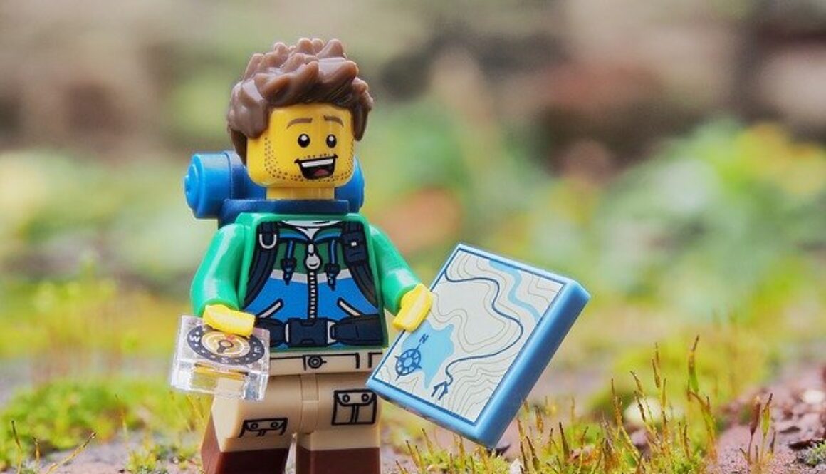 pupazzetto escursionista con strumenti di orientamento