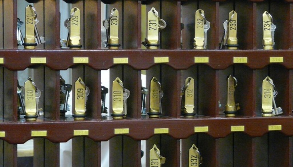 bacheca con chiavi di camere d'albergo