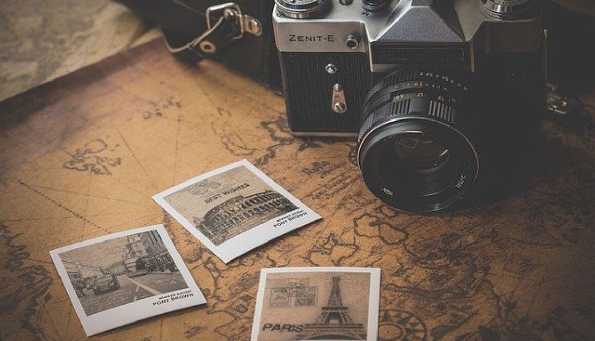 macchina fotografica analogica e vecchie fotografie di viaggio