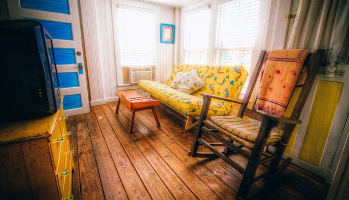 stanza con divano, poggiapiedi, sedia a dondolo