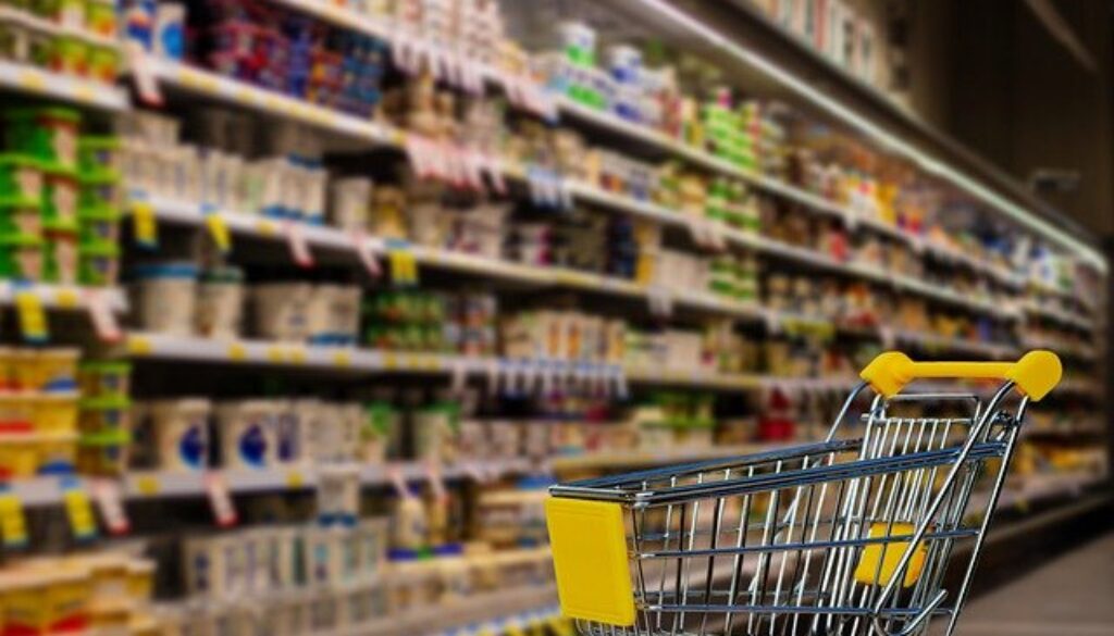 corsia di supermercato con carrello giocattolo. Lavorare nei supermercati può essere anche un lavoro stagionale adatto a studenti