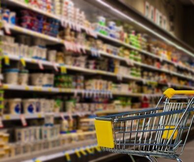 corsia di supermercato con carrello giocattolo. Lavorare nei supermercati può essere anche un lavoro stagionale adatto a studenti