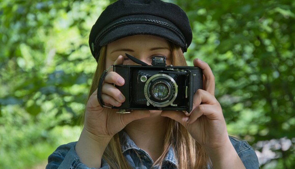 ragazza che fotografa con macchina vintage