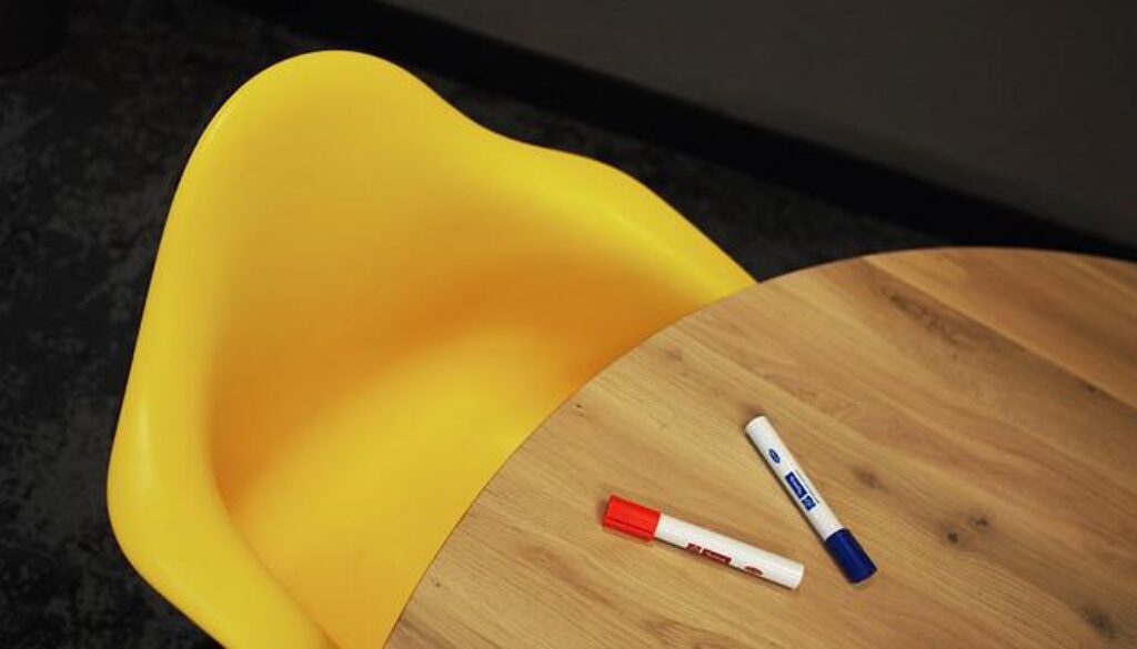 sedia gialla, tavolo, pennarelli