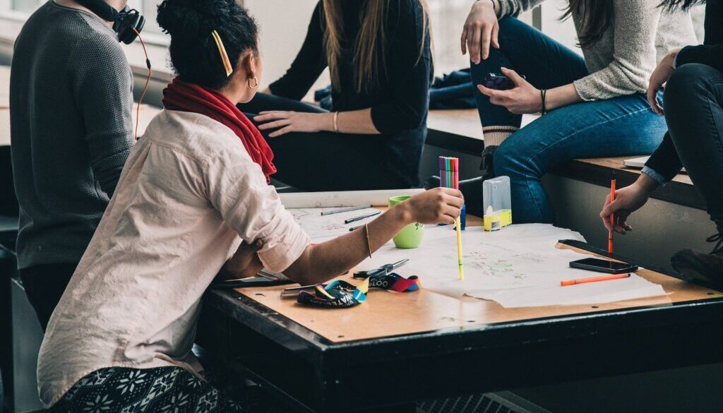 people-g6a3619f41_1920