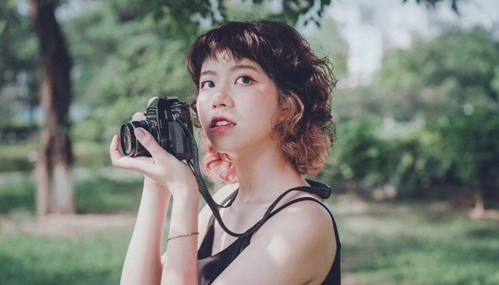 ragazza che fotografa