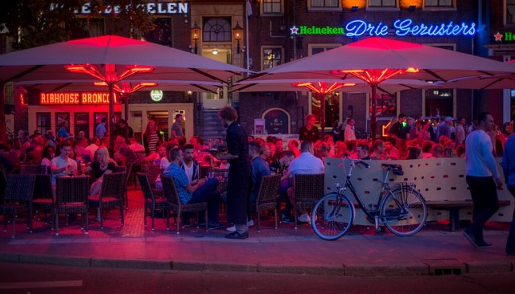 tavoli bar all'aperto di notte