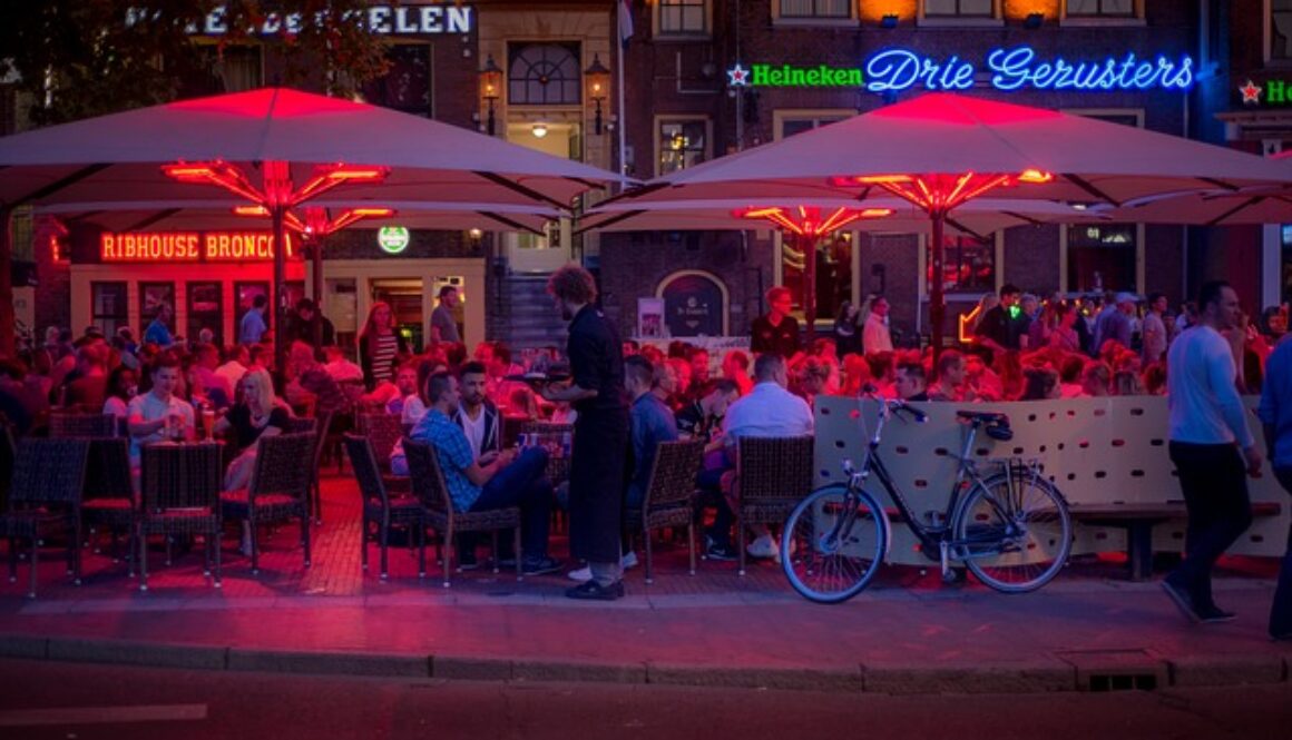 tavoli bar all'aperto di notte