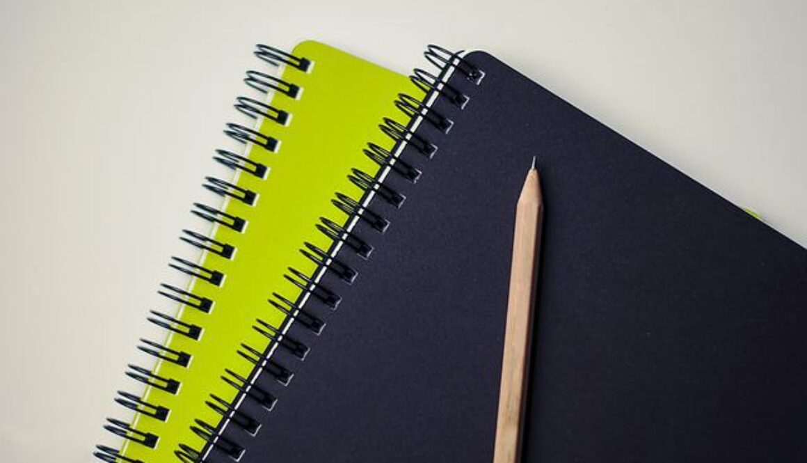 quaderno nero e verde per appunti