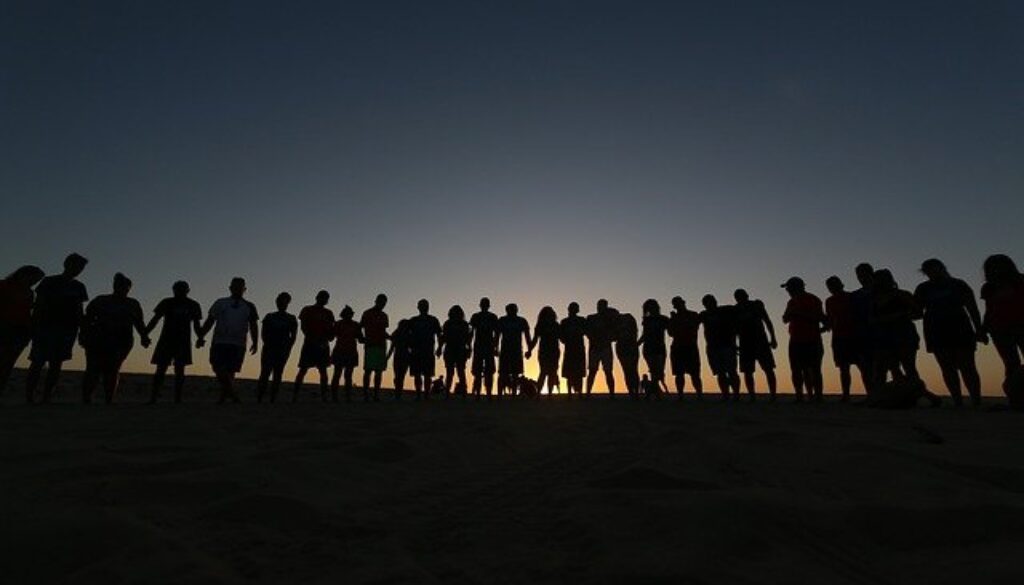 persone che si tengono per mano formando un grande cerchio